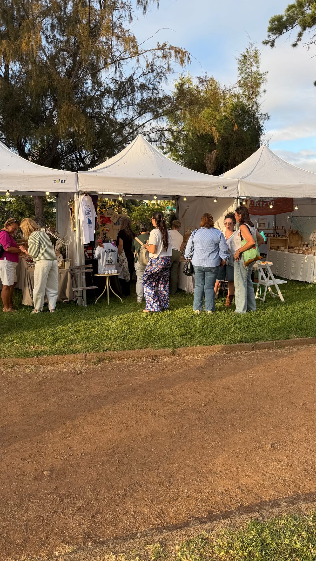 Camisetas con diseños de Canarias vistas en el Market del Taoro
